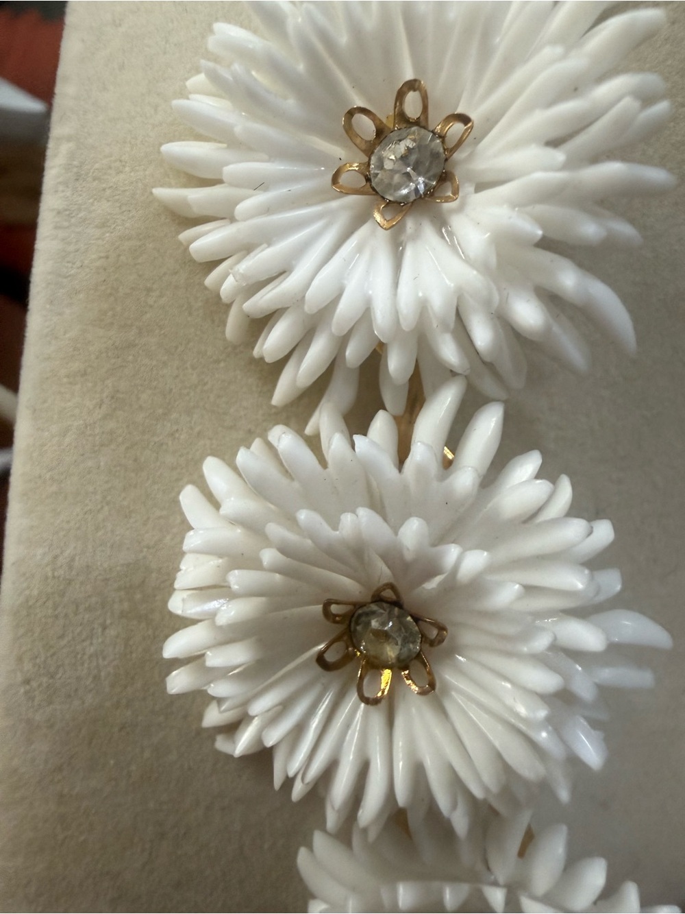 Vintage Lisner White Floral Statement Necklace & Earrings Demi Parure - Picture 9 of 9